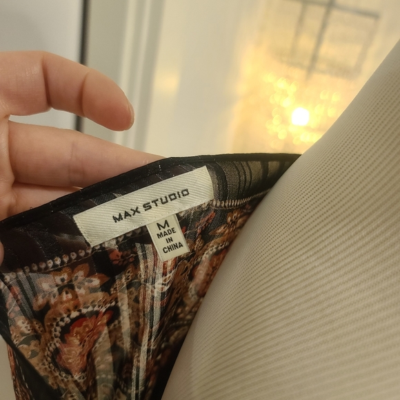 Max Studio crepe handkerchief sleeve blouse. Sz M - Picture 6 of 7